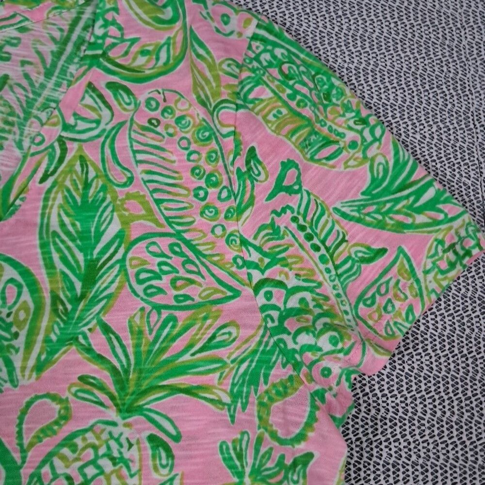 LILLY PULITZER ETTA MANDEVILLA BABY FINS AND FLIPPERS V NECK GREEN PINK SHIRT M - Picture 3 of 8